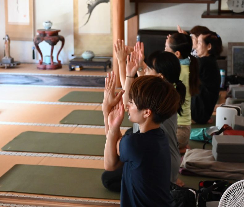 心と体を見つめ直そう。静寂に包まれた癒し空間で寺ヨガ体験