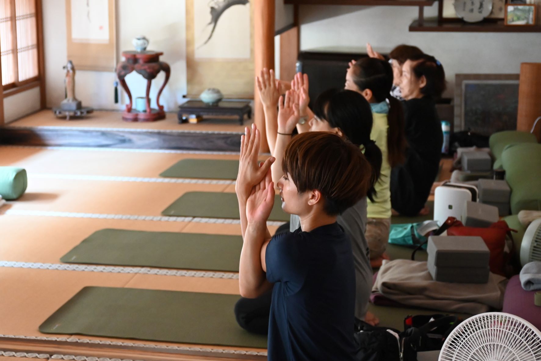 「心と体を見つめ直そう。静寂に包まれた癒し空間で寺ヨガ体験」へリンク